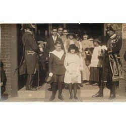 carte postale ancienne 76 LE PETIT-QUEVILLY. Un Mariage. Enfants et Gardes Suisses. Carte Photographie Belville à Rouen