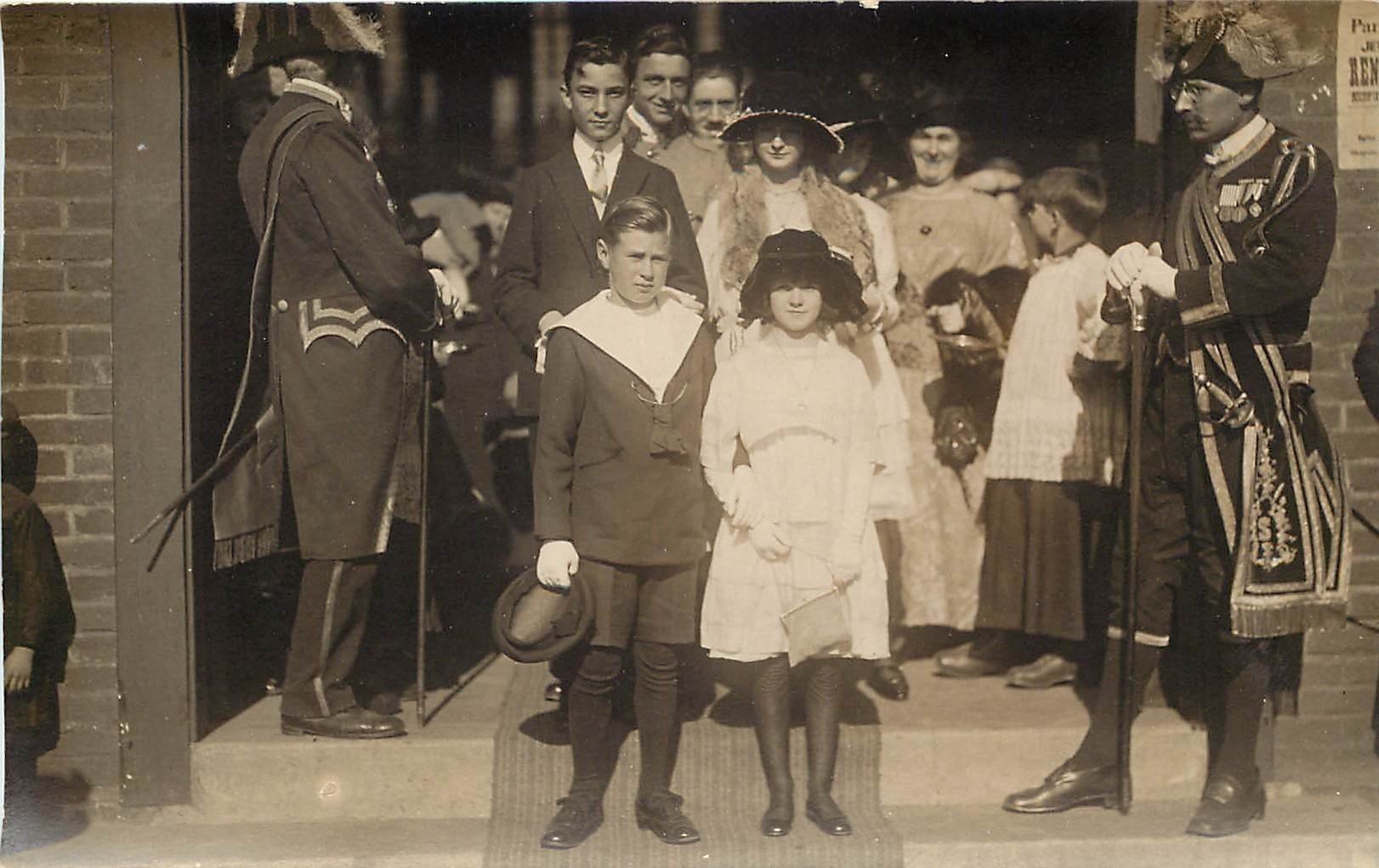 carte postale ancienne 76 LE PETIT-QUEVILLY. Un Mariage. Enfants et Gardes Suisses. Carte Photographie Belville à Rouen