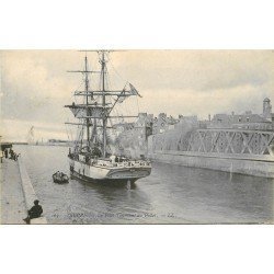 carte postale ancienne 76 DIEPPE. Pont Tournant du Pollet avec Bateau de Pêche Islandais 1905