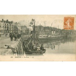 carte postale ancienne 76 DIEPPE. Le Port avec Bateau de Pêcheurs 1928