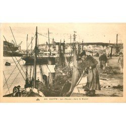 76 DIEPPE. Le Rouen dans le Bassin avec Pêcheurs à l'ancrage 1936