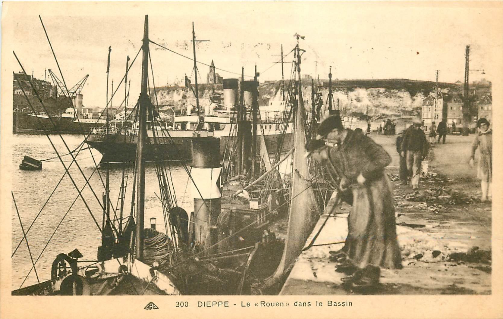 76 DIEPPE. Le Rouen dans le Bassin avec Pêcheurs à l'ancrage 1936