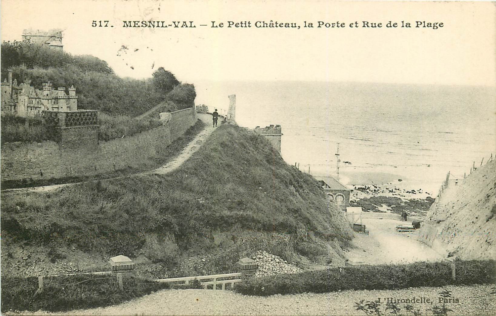 carte postale ancienne 76 MESNIL-VAL. Petit Château, Porte et Rue de la Plage 1913