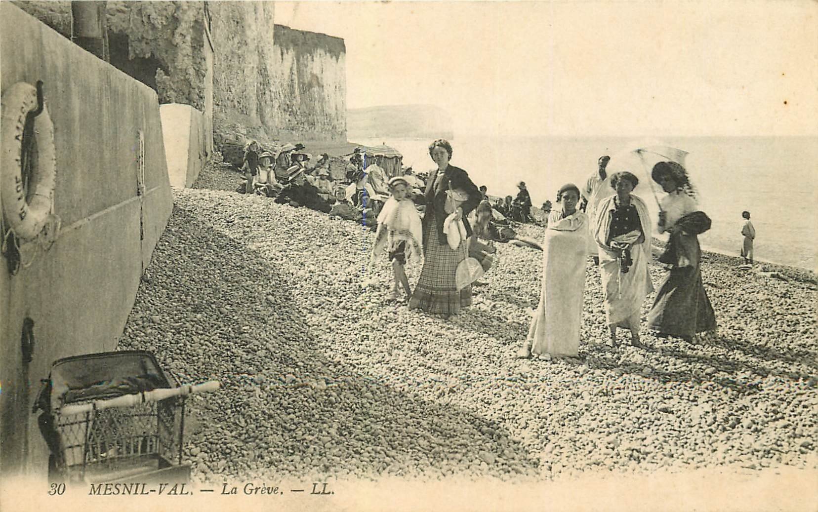 carte postale ancienne 76 MESNIL-VAL. La Grève 1912