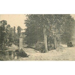 carte postale ancienne 76 MARTIN-EGLISE. Le Vieux Pont et voiture ancienne