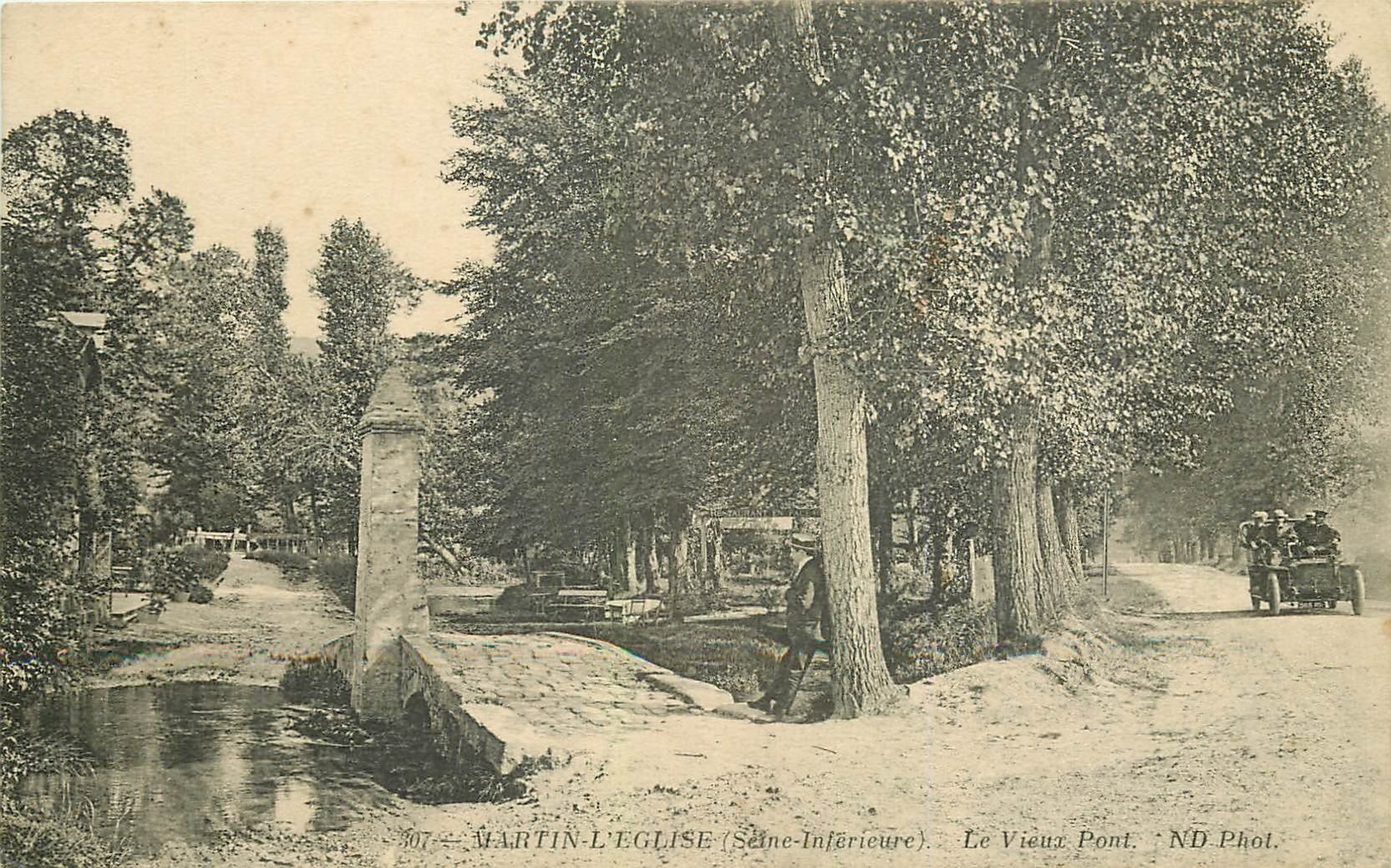 carte postale ancienne 76 MARTIN-EGLISE. Le Vieux Pont et voiture ancienne