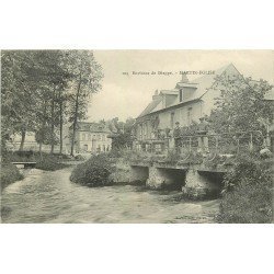 carte postale ancienne 76 MARTIN-EGLISE. Personnages sur le Petit Pont devant Auberge 1906