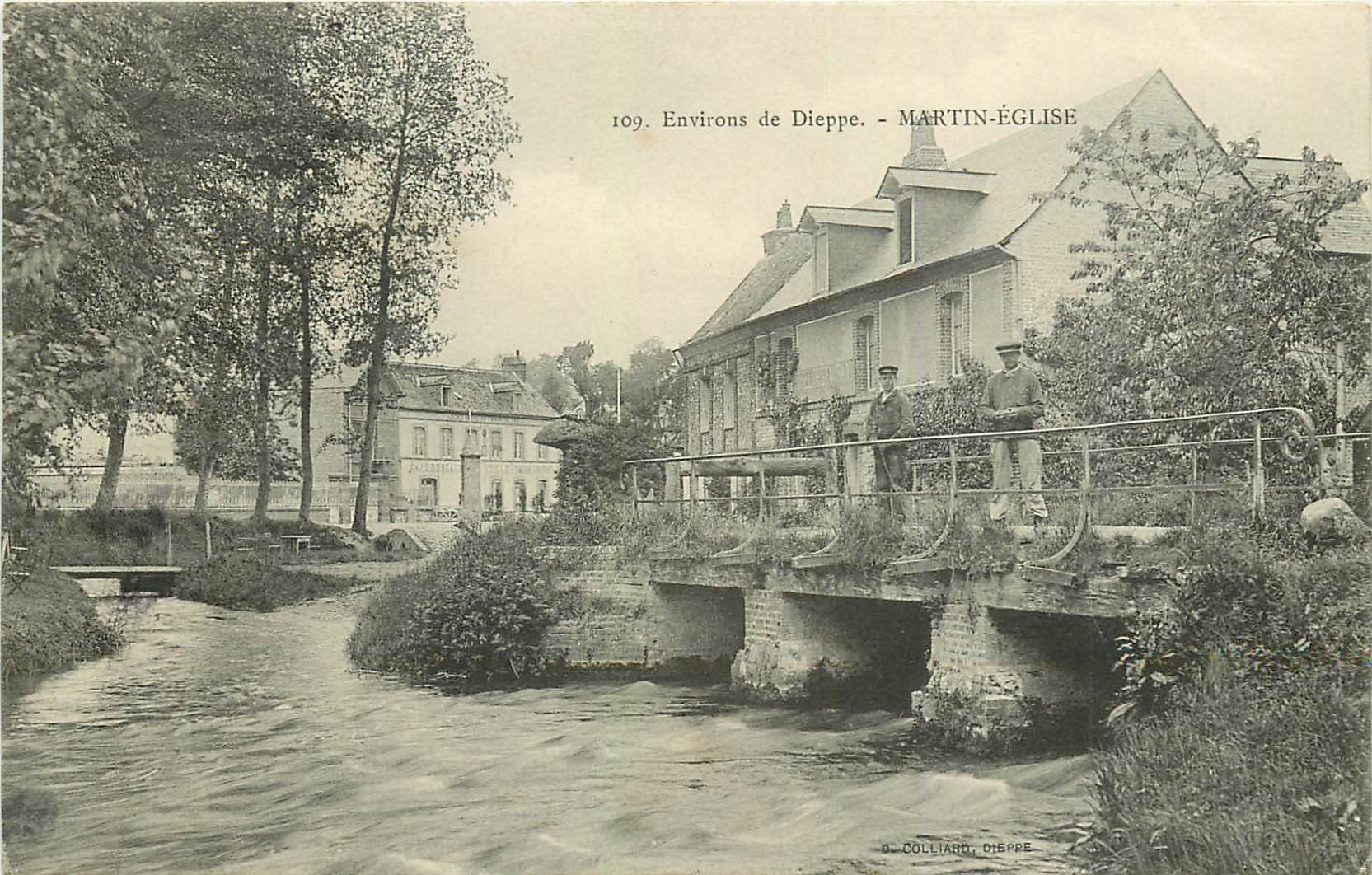 carte postale ancienne 76 MARTIN-EGLISE. Personnages sur le Petit Pont devant Auberge 1906