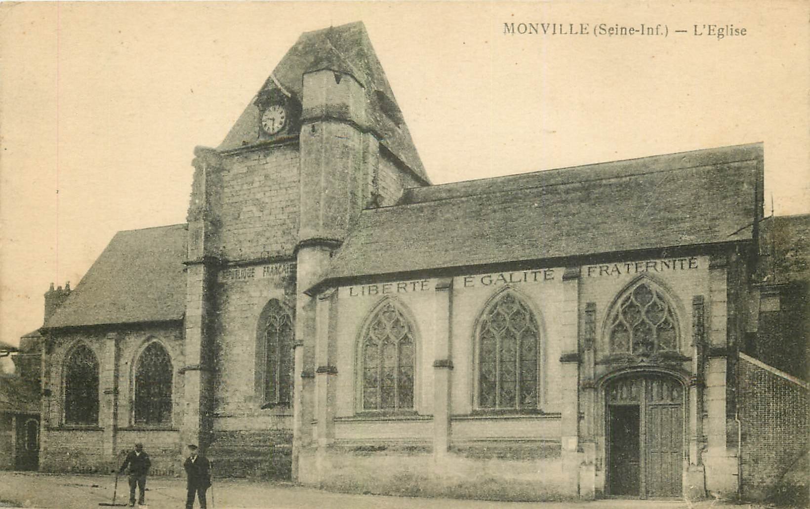 carte postale ancienne 76 MONVILLE. L'Eglise animation 1919
