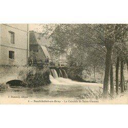 carte postale ancienne 76 NEUFCHATEL-EN-BRAY. Cascade Saint-Vincent animation 1930