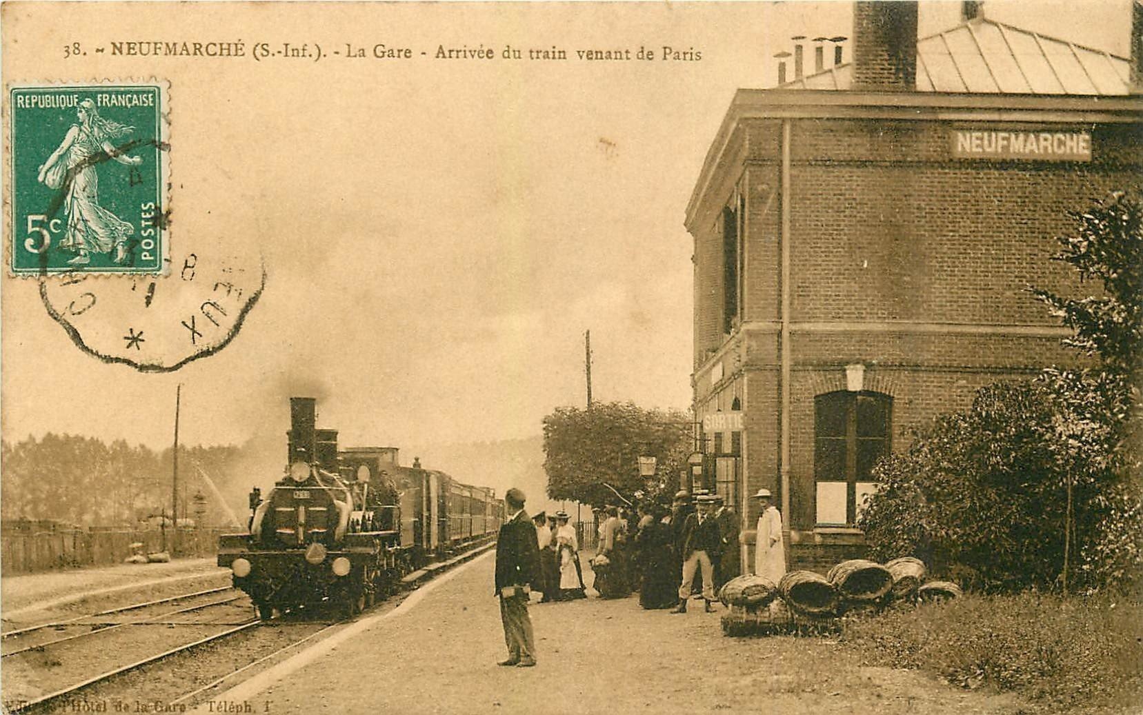 carte postale ancienne 76 NEUFMARCHE. En Gare arrivée du Train de Paris