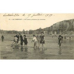 carte postale ancienne 76 LE TREPORT. Les petits Pêcheurs de Crevettes 1909