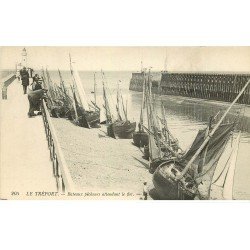carte postale ancienne 76 LE TREPORT. Bateaux de Pêcheurs attendant le flot