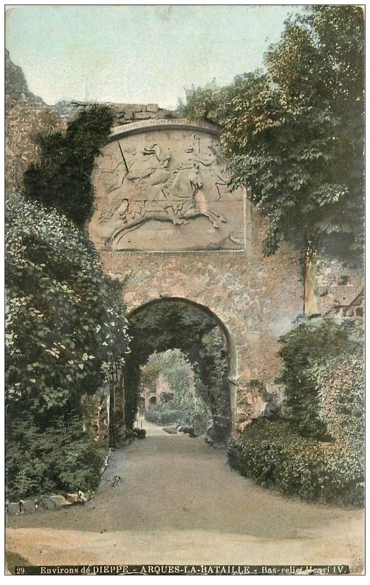carte postale ancienne 76 ARQUES-LA-BATAILLE. Château Bas Relief 1908