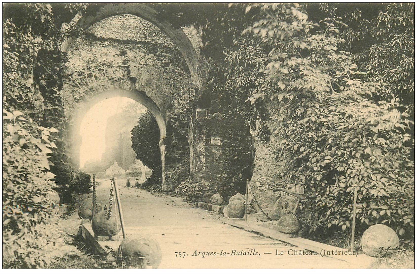 carte postale ancienne 76 ARQUES-LA-BATAILLE. Château intérieur 757