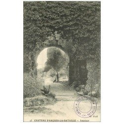 carte postale ancienne 76 ARQUES-LA-BATAILLE. Château intérieur Gardien et Chien