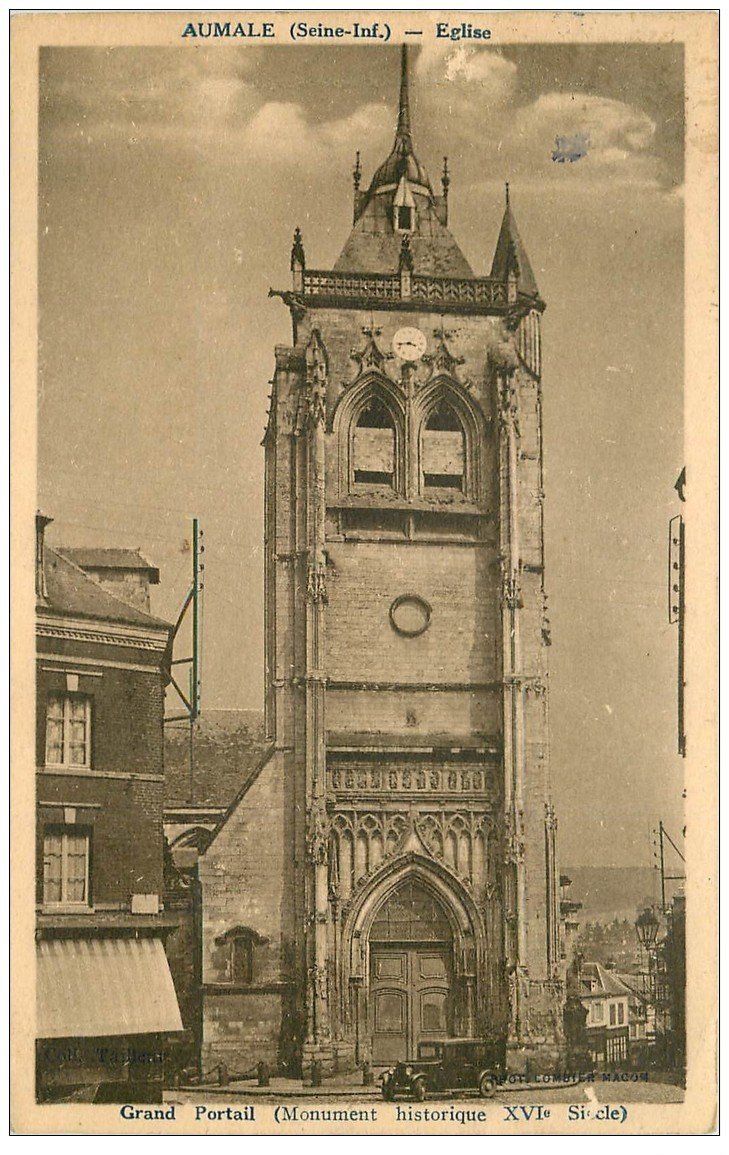 carte postale ancienne 76 AUMALE. Eglise voiture devant Grand Portail 1936
