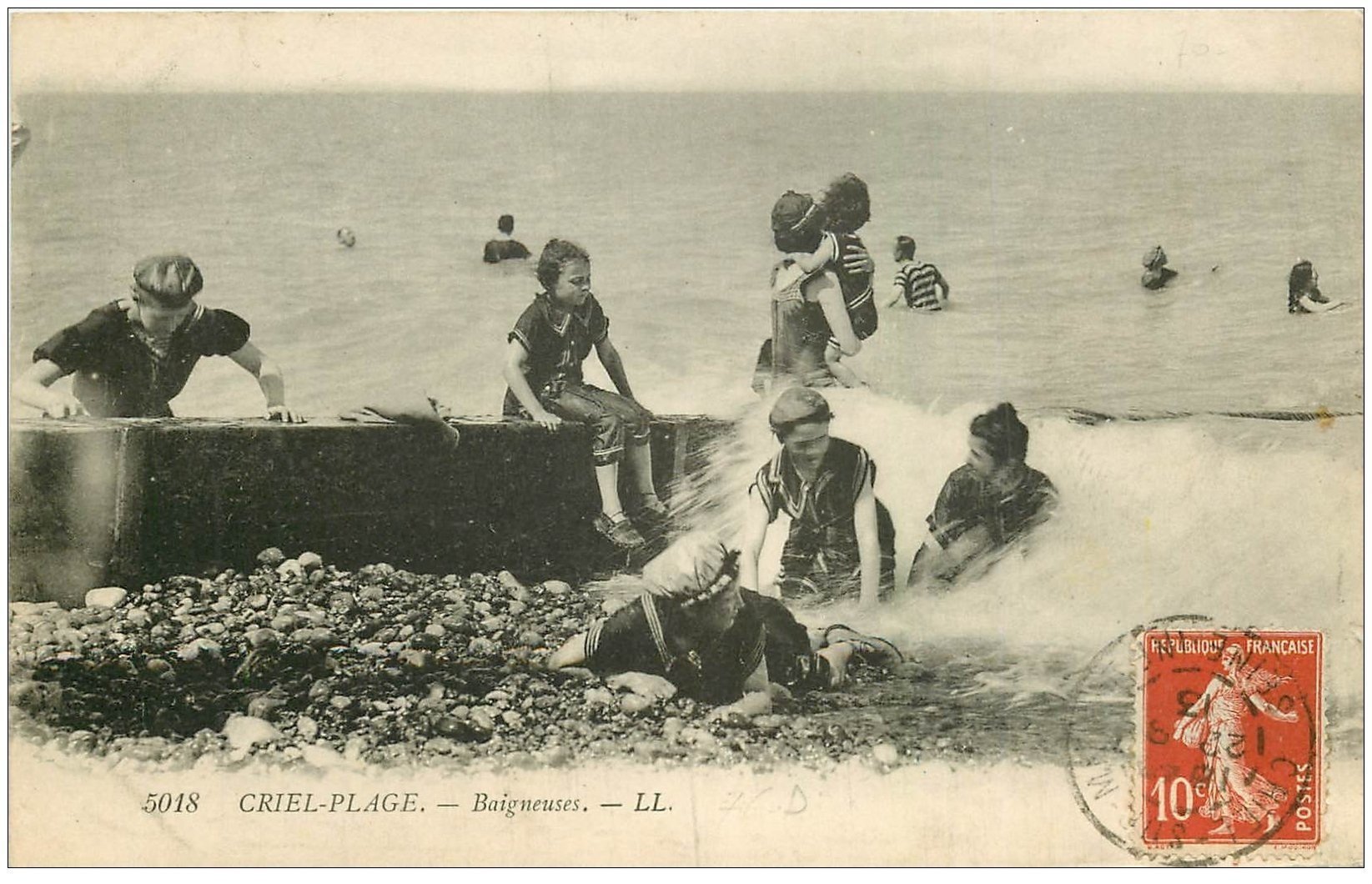 carte postale ancienne 76 CRIEL-SUR-MER. Baigneuses 1913. Légèrement déliassée...