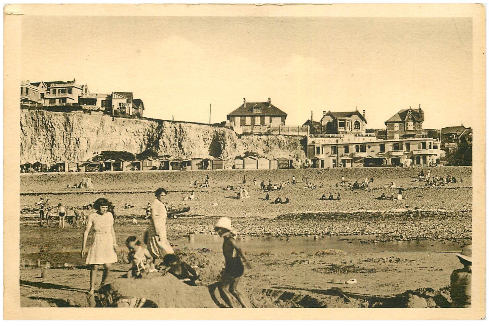 carte postale ancienne 76 CRIEL-SUR-MER. Jeux sur sable. Dimensions spéciales...