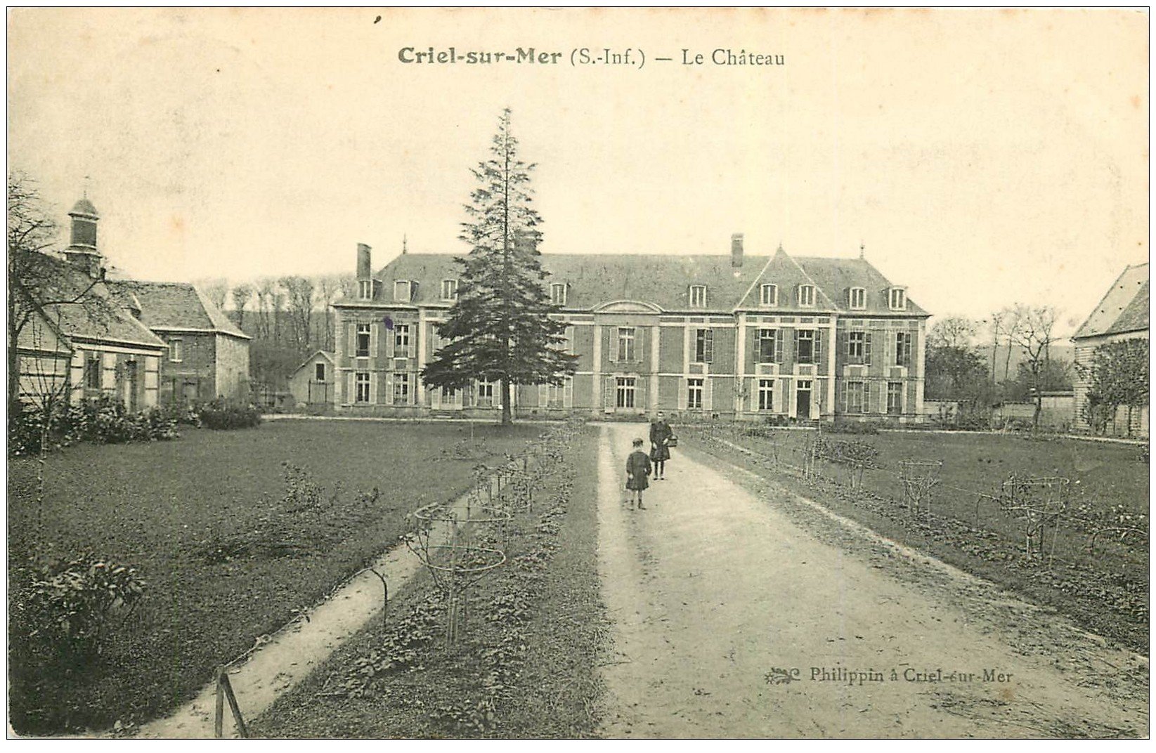 carte postale ancienne 76 CRIEL-SUR-MER. Le Château animation vers 1905