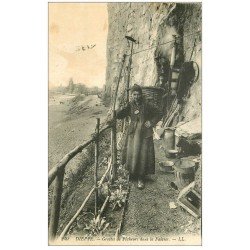 carte postale ancienne 76 DIEPPE. Grotte de Pêcheurs dans la Falaise. Pêcheuse de Crustacés et Poissons