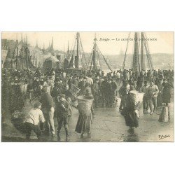 carte postale ancienne 76 DIEPPE. Le Carré de la Poissonnerie. Pêcheurs et Moulières