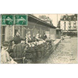 carte postale ancienne 76 DIEPPE. Marchandes de Moules et Poissons à la Poissonnerie 1908 et Jeune vendeur de Journaux