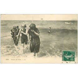 carte postale ancienne 76 DIEPPE. Sortant du Bain 1911. Costume habit et bonnet bizare