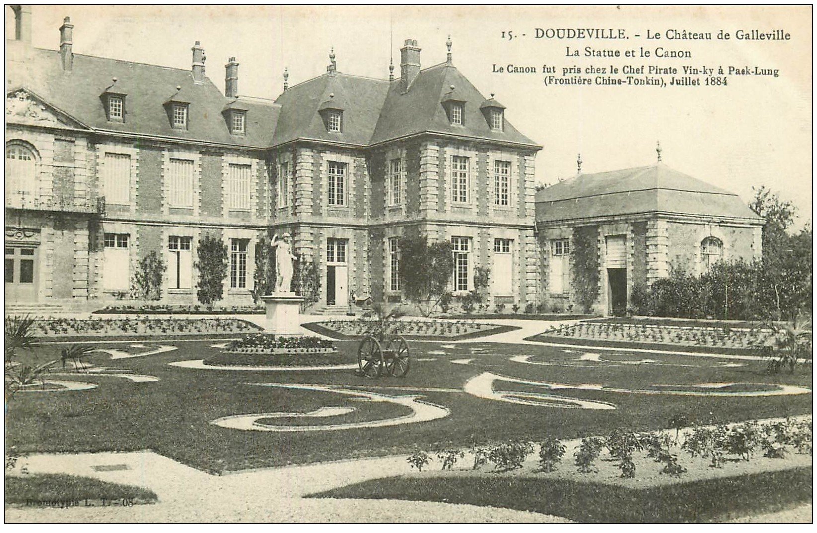 carte postale ancienne 76 DOUDEVILLE. Le Château de Galleville. Statue et Canon