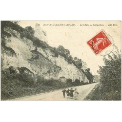 carte postale ancienne 76 DUCLAIR route ROUEN. La Chaise de Gargantua 1909 animation