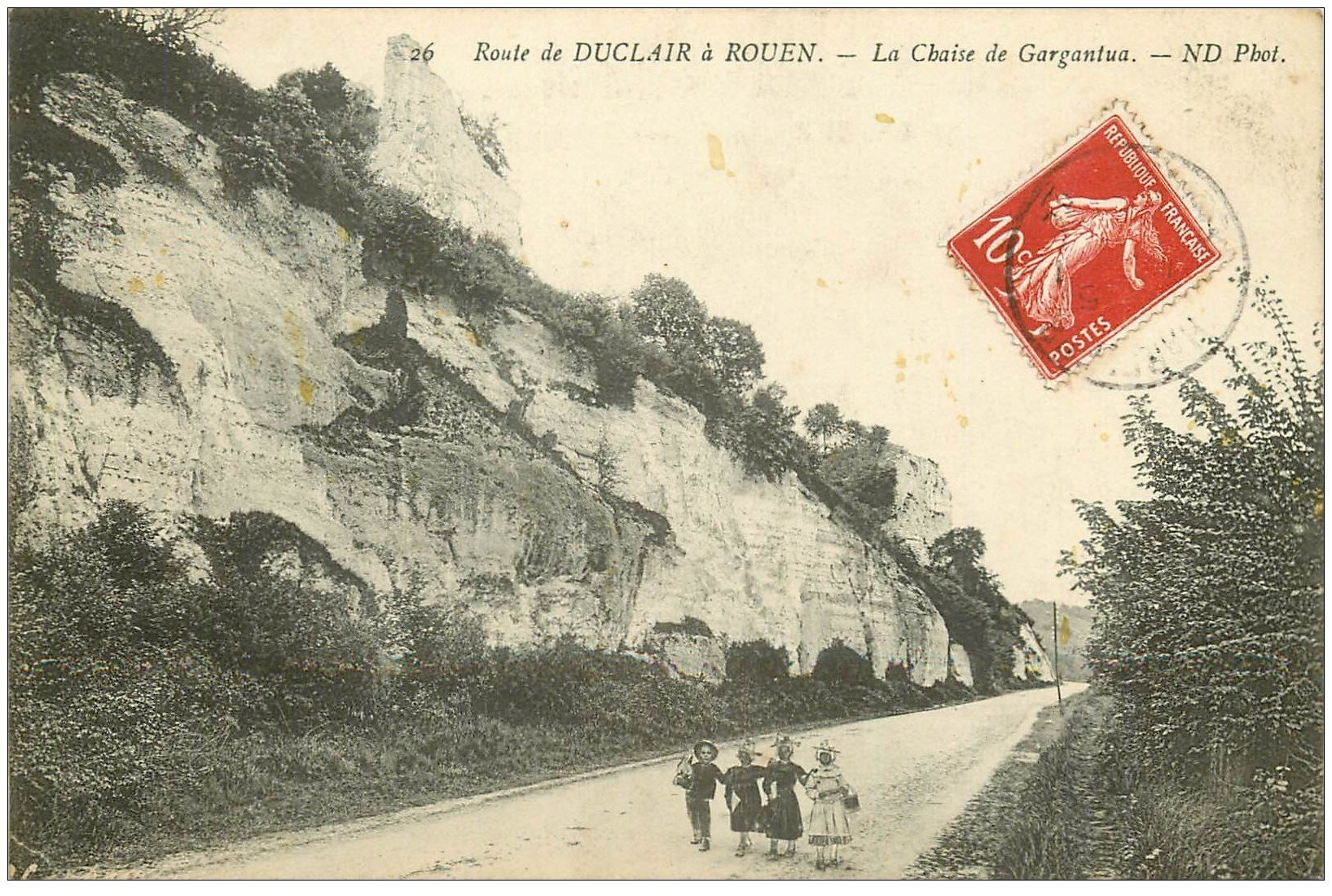 carte postale ancienne 76 DUCLAIR route ROUEN. La Chaise de Gargantua 1909 animation