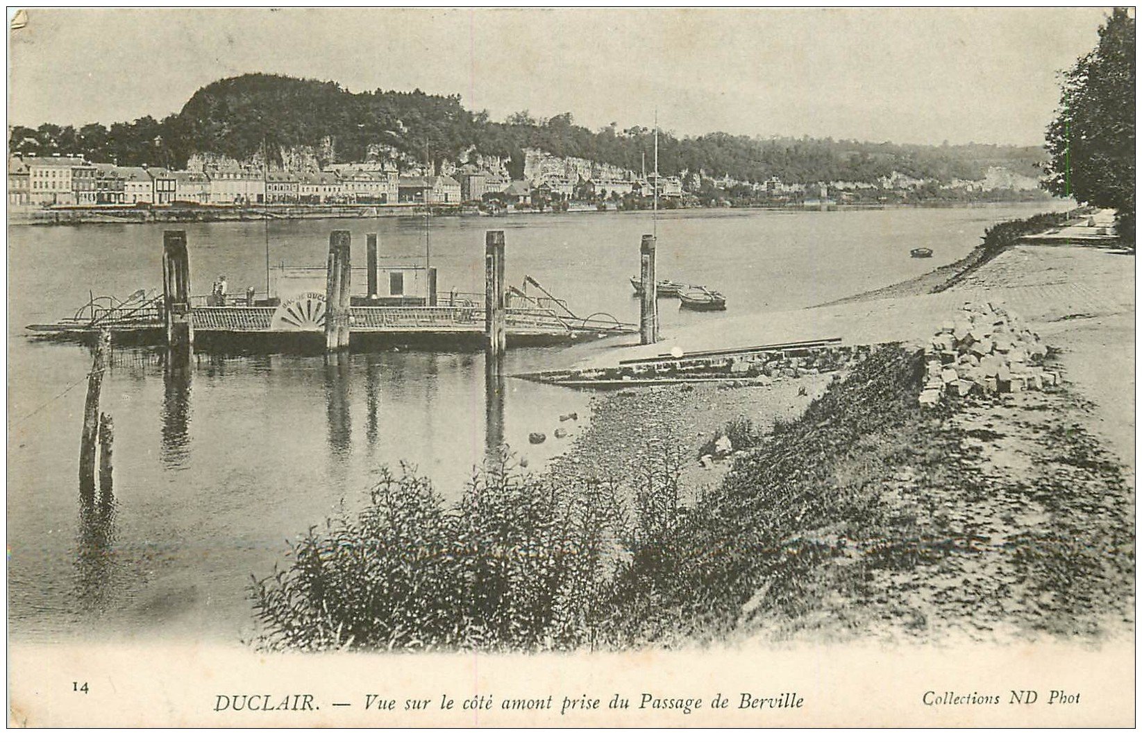 carte postale ancienne 76 DUCLAIR. Le Bac au Passage de Berville 1904