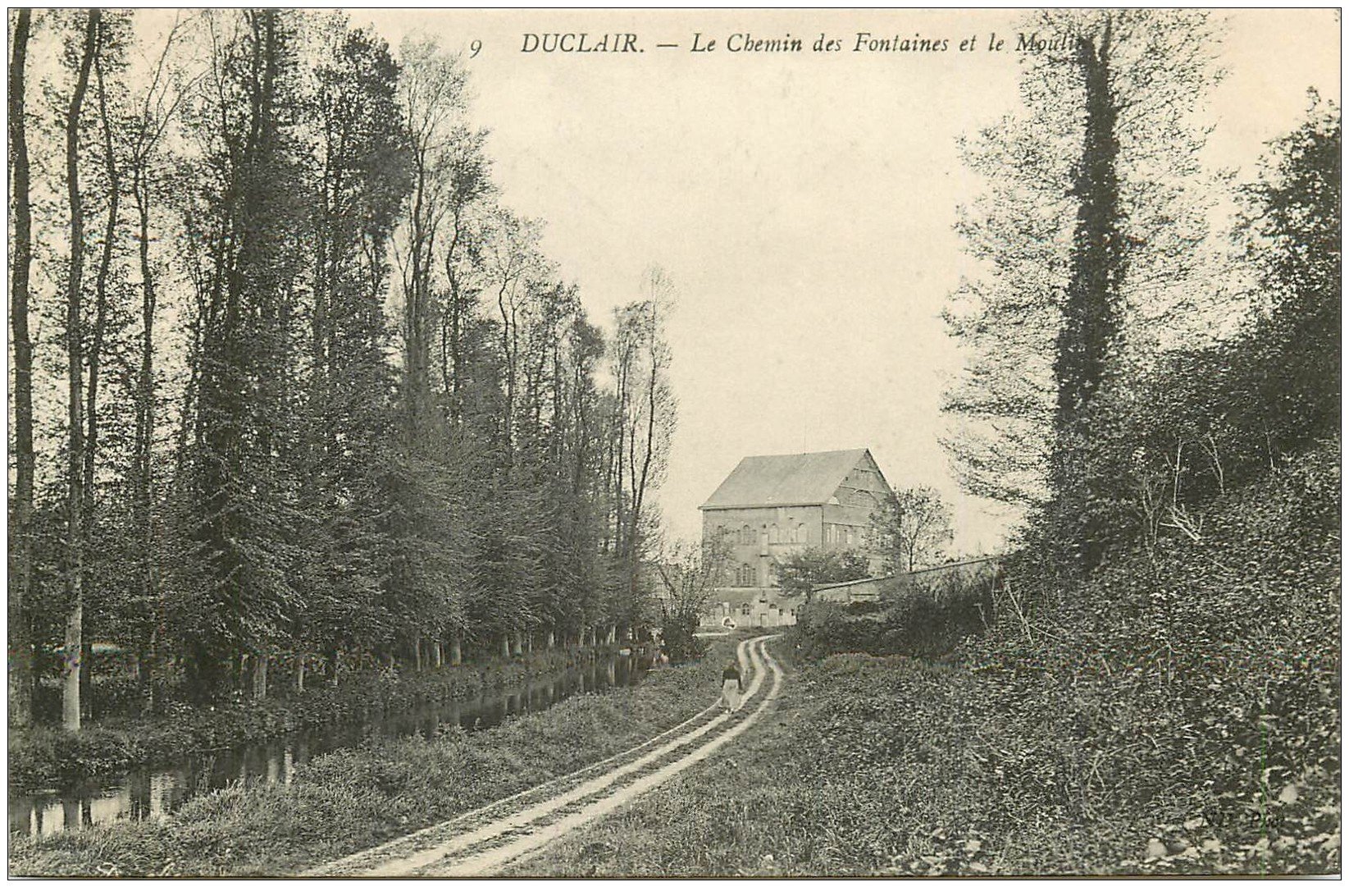 carte postale ancienne 76 DUCLAIR. Moulin Chemin des Fontaines animation 1906