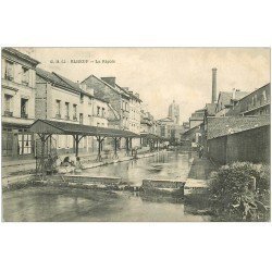 carte postale ancienne 76 ELBEUF. La Rigole avec Lavandière 1909