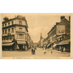 carte postale ancienne 76 ELBEUF. Rue du Neubourg Place du Calvaire. Publicité murale LU