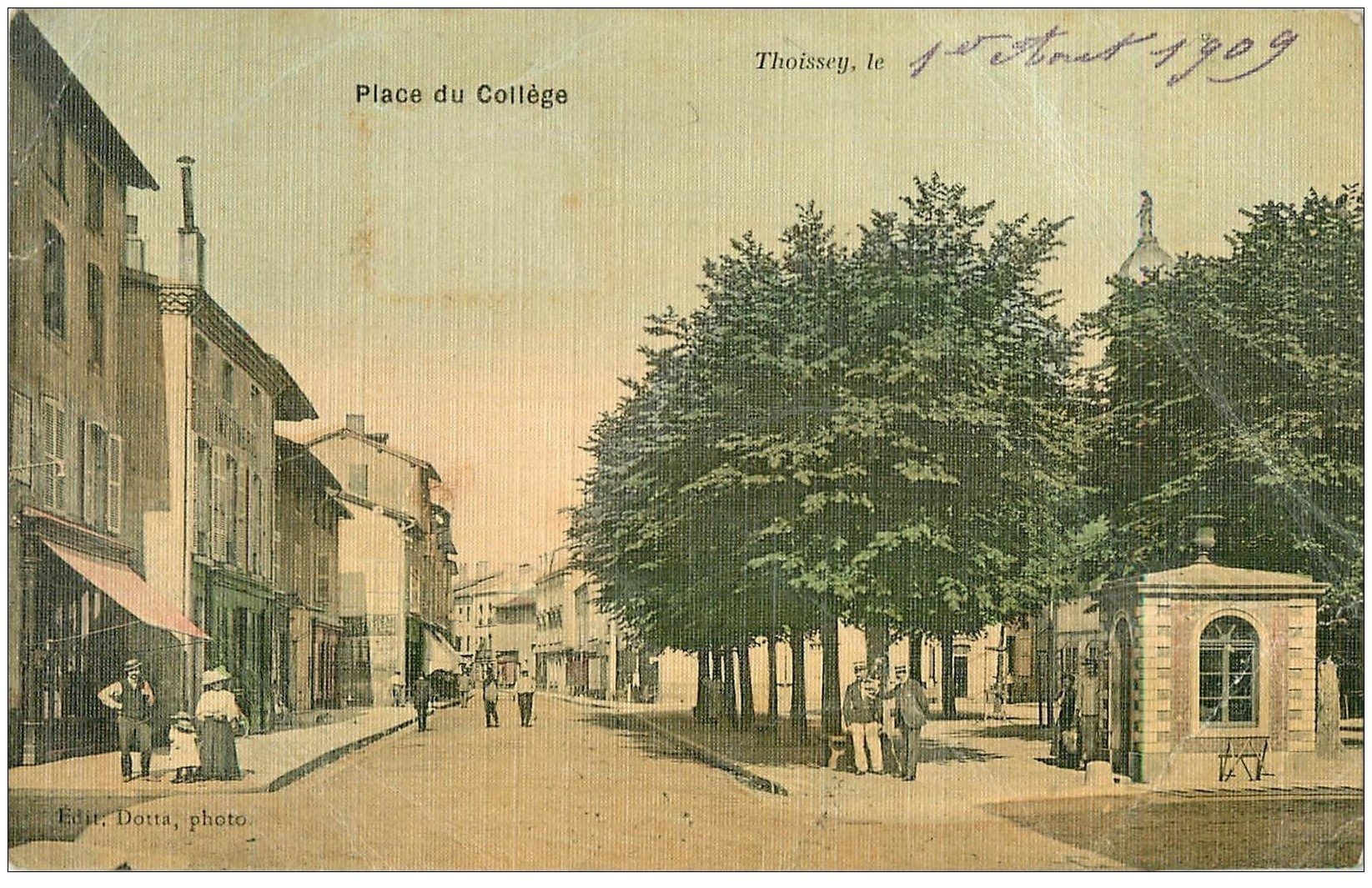 carte postale ancienne 01 THOISSEY. Place du Collège 1909. Carte toilée