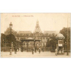 carte postale ancienne 76 LE HAVRE. Hôtel de Ville et Kiosque à journaux MAGGI 1907