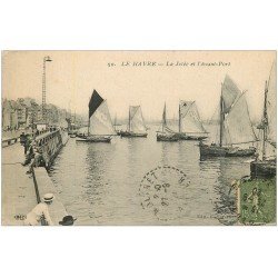 carte postale ancienne 76 LE HAVRE. Pêcheurs sur la Jetée et Avant-Port 1920