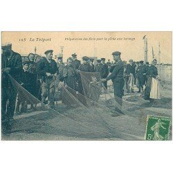 carte postale ancienne 76 LE TREPORT. Préparation des filets pour Pêche aux Harengs 1908