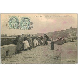 carte postale ancienne 76 LE TREPORT. Sur la Jetée en attendant l'arrivée des Canots 1906