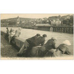 carte postale ancienne 76 LE TREPORT. Sur la Jetée Pêcheurs à la ligne
