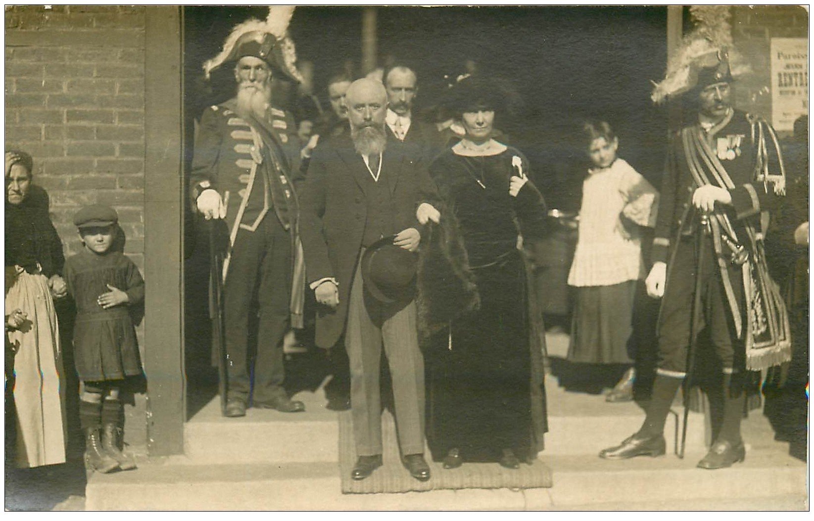 76 ROUEN. Rare Carte Photo d'un Mariage. Sortie d'Eglise invités et Gardes Suisses. Photographe Belville