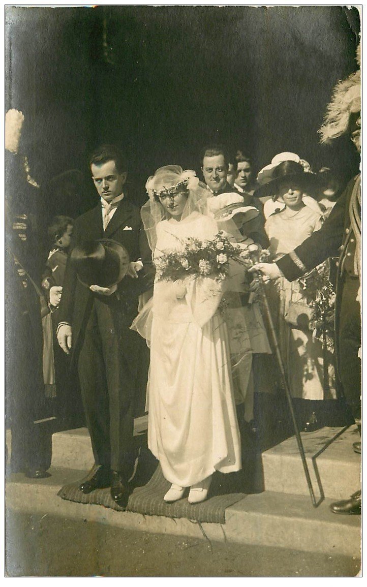 76 ROUEN. Rare Carte Photo d'un Mariage. Sortie d'Eglise la Mariée. Photographe Belville
