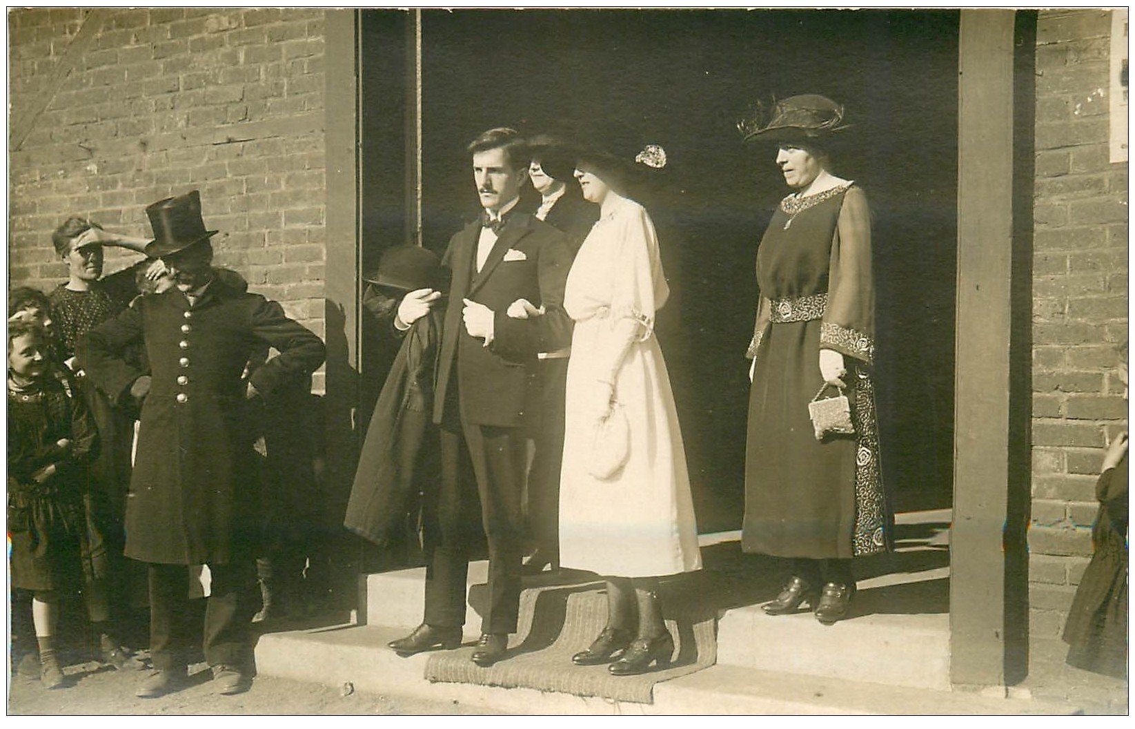 76 ROUEN. Rare Carte Photo d'un Mariage. Sortie d'Eglise. Photographe Belville
