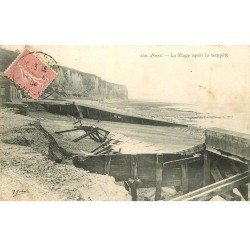 carte postale ancienne 76 PUYS. La Plage après Tempête 1906. Coupure et plissure