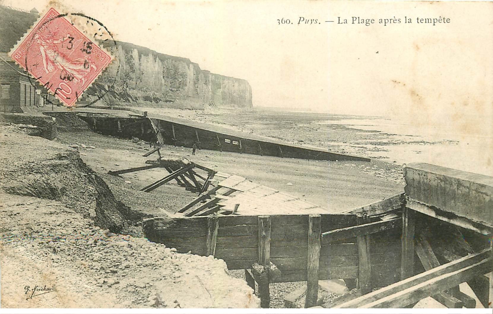 carte postale ancienne 76 PUYS. La Plage après Tempête 1906. Coupure et plissure