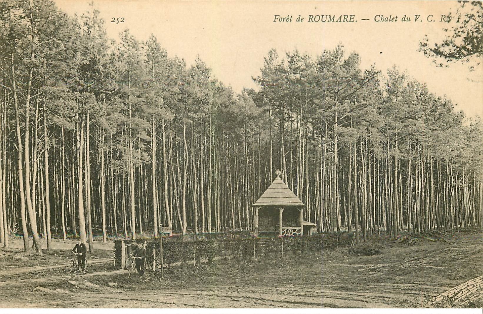 carte postale ancienne 76 ROUMARE. Chalet dans la Forêt avec Cyclistes