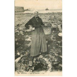 carte postale ancienne 76 DIEPPE. Type de Polletaise. Ramasseuses de Crustacés et galets