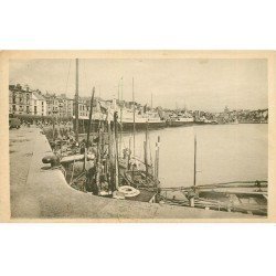 carte postale ancienne 76 DIEPPE. Le Port. Bateaux de Pêche et Malles