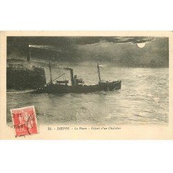 carte postale ancienne 76 DIEPPE. Phare et départ d'un Chalutier